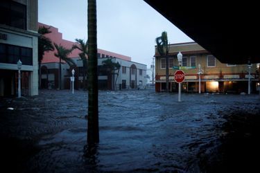 Ian a causé des inondations "catastrophiques", d'après le Centre national des ouragans américain, comme ici dans la ville de Fort Myers, dans le sud-ouest de la Floride. 