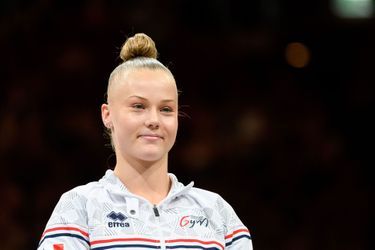 Aline Friess sur le podium des Championnats d'Europe de gymnastique, en août 2022.
