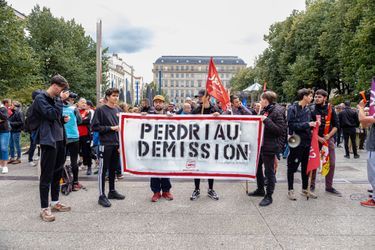 Manifestation devant l'hôtel de ville de Saint-Etienne, le 26 septembre. 