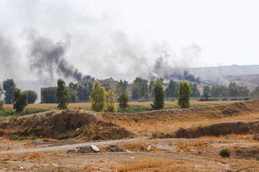 De la fumée s'élève du siège du Parti de la liberté du Kurdistan, bombardé le 28 septembre.