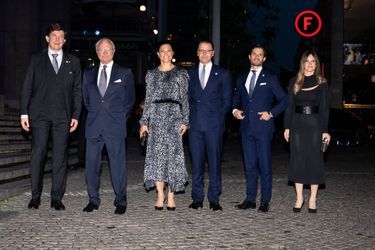 Le roi Carl XVI Gustaf de Suède, les princesses Victoria et Sofia et les princes Daniel et Carl Philip avec le président du Parlement Andreas Norlen à Stockholm le 27 septembre 2022 pour le concert de la rentrée parlementaire