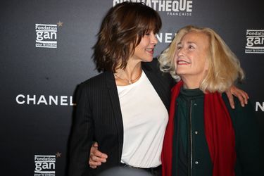 Regard complice entre Sophie Marceau et Brigitte Fossey, à Paris, le 29 septembre 2022. 