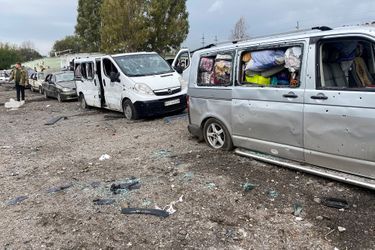 "L'ennemi a lancé une attaque à la roquette contre un convoi humanitaire de civils, les gens faisaient la queue pour se rendre dans la zone temporairement occupée, aller à la rencontre de proches, recevoir de l'aide", a indiqué sur Telegram le gouverneur régional ukrainien, Oleksandre Staroukh.