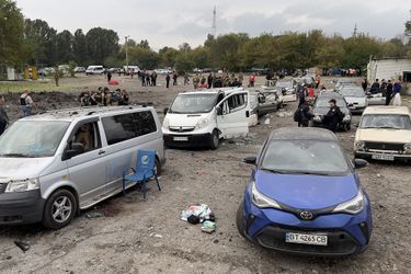 Les deux camps ont diffusé des photos de véhicules aux vitres soufflés et de corps inanimés.<br />
