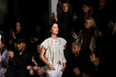 Bella Hadid défile pour Isabel Marant, lors de la Fashion Week de Paris, le 29 septembre 2022.
