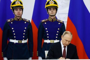 Vladimir Poutine a signé les décrets lors d'une cérémonie très officielle.