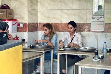 La photo que les Mollah ne veulent pas voir : deux femmes déjeunant cheveux au vent à Téhéran.