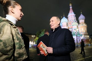 "La Russie n'ouvre pas seulement les portes de sa maison pour ces personnes, elle ouvre son cœur", a-t-il encore affirmé depuis une scène spécialement installée sur l'emblématique place au pied du mur du Kremlin.