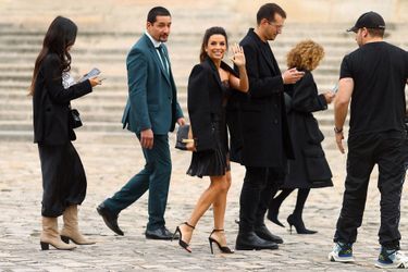 Eva Longoria arrive au défilé Victoria Beckham de la Fashion Week de Paris le 30 septembre 2022.