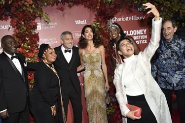 Maria Ressa, George Clooney et sa femme Amal, Oumda Alfateh Younous Haroun, Wanjiru Wahome, Josephine Kulea et Albie Sachs aux Justice Albie Awards à New York, le 29 septembre 2022.