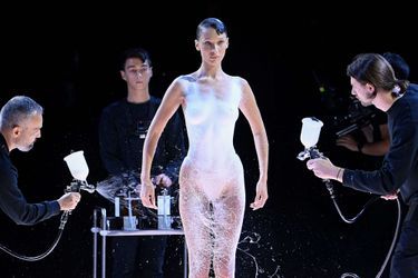 Bella Hadid au défilé Coperni printemps-été 2023, le 30 septembre 2022 à la Fashion Week de Paris.
