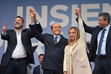 Trois jours avant la victoire. Matteo Salvini, Silvio Berlusconi, Giorgia Meloni et Maurizio Lupi lors d’un meeting à Rome, le 22 septembre.