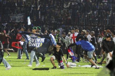 Des fans de l'équipe locale du Arema FC ont pénétré sur le terrain du stade Kanjuruhan, dans la ville de Malang, après la défaite de leur équipe 3 à 2 contre celle de Persebaya Surabaya