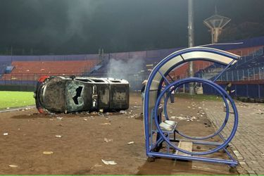 L'Indonésie s'est réveillée dimanche endeuillée par l'une des pires tragédies jamais survenues dans un stade. 
