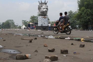 L'Indonésie s'est réveillée dimanche endeuillée par l'une des pires tragédies jamais survenues dans un stade. 