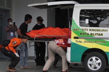 Le bilan, initialement de 127 morts, est monté à 174 morts, a annoncé à la mi-journée Emil Dardak, le vice-gouverneur de la province de Java Est, sur la chaîne de télévision Kompas TV.