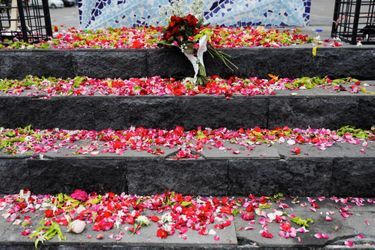 Des proches et des habitants sous le choc sont venus rendre hommage aux victimes, dimanche matin, déposant des fleurs et des messages appelant à l'apaisement.