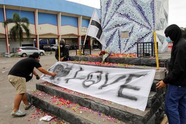 Des proches et des habitants sous le choc sont venus rendre hommage aux victimes, dimanche matin, déposant des fleurs et des messages appelant à l'apaisement.