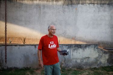 Un supporter de Lula à Brasilia. Le 13 sur son tee-shirt correspond au numéro de code à entrer dans l'urne électronique pour lui accorder son scrutin. 