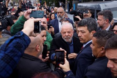 Lula a voté dimanche matin à Sao Bernardo do Campo, dans les faubourgs de Sao Paulo.