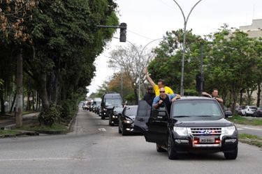 Bolsonaro arrive au bureau de vote, très entouré. 