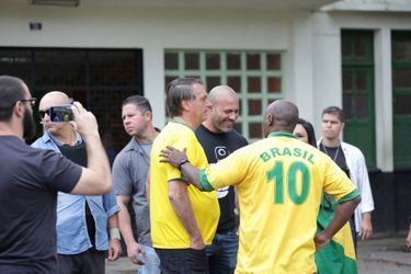 Bolsonaro a revêtu un maillot de l'équipe nationale brésilienne où il compte de nombreux supporters. 