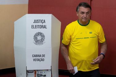 Jair Bolsonaro a voté ce matin à Rio vêtu d'un maillot de foot de l'équipe nationale où il compte de nombreux supporters. 