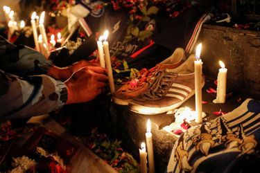 Des bougies et des chaussures, symboles de la tragédie survenue samedi au stade Kanjuruhan.