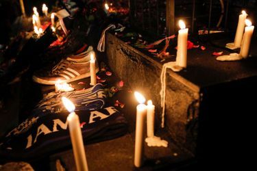 Des bougies et des chaussures, symboles de la tragédie survenue samedi au stade Kanjuruhan.