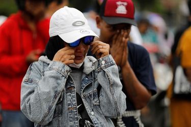 Les larmes des habitants de la région après l'incident survenu samedi soir à Malang.