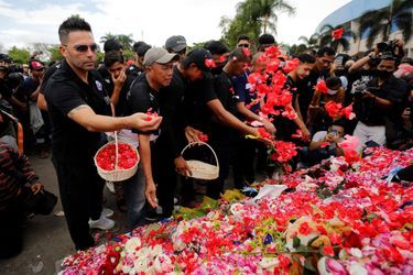 Des fleurs déposées en hommage aux victimes.