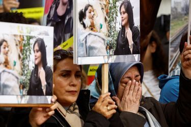 Photo prise lors de la manifestation de soutien au peuple iranien à Paris le 2 octobre 2022.