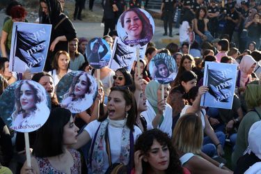 Photo prise lors de la manifestation de soutien au peuple iranien à Istanbul le 2 octobre 2022.