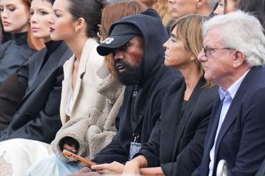 Grand amoureux de la mode, Kanye West n'a rien manqué du défilé Givenchy, le 2 octobre 2022, à Paris.