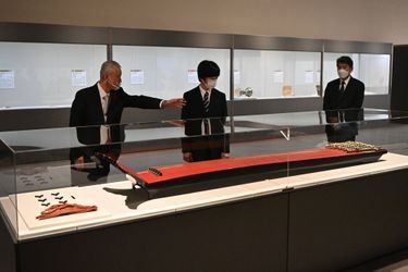 Le prince Hisahito du Japon devant une harpe japonaise au Jingu Museum à Ise, le 1er octobre 2022