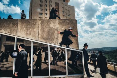 Second de la catégorie "Photographie de rue" : Barry Talis. Lors d'un rassemblement orthodoxe après les funérailles d'un célèbre chef spirituel juif dans les rues de Jérusalem, des milliers de personnes étaient en deuil dans toute la ville. 