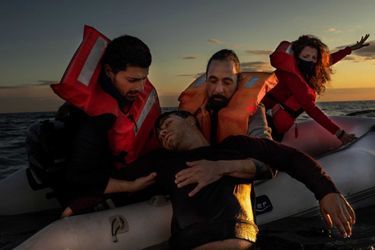 Vainqueur de la catégorie "Documentaire et photojournalisme" : Fabrizio Maffei. En 2020, alors que nous luttions tous contre le Covid-19, des milliers de gens ont continué à fuir les guerres et la pauvreté, à la recherche d'un avenir meilleur, quitte à mettre leur vie en danger. En mer Méditerranée, les sauveteurs ne se sont pas arrêtés pour secourir les migrants. 