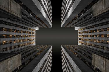 Second de la catégorie "Architectures et espaces urbains" : Ibrahim Nabeel Salah. La photo, prise d'une rue de Manhattan, crée une illusion d'optique étonnante. La géométrie parfaite des quatre côtés donne l'impression d'être sous un ascenseur. 