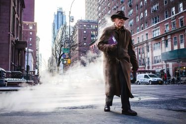 Vainqueur de la catégorie "Photographie de rue" : Michael Kowalczyk. Habillé comme un détective d'autrefois, un homme traverse un nuage de vapeur souterraine qui s'élève sous East 37th Street à New York. En arrière-plan, des gratte-ciel et des bâtiments anciens complètent le tableau.