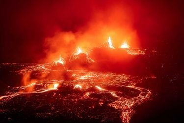 Vainqueur de la catégorie "Beautés de la nature" : Nadine Galandi. A l'ouest de l'Islande, une rivière de lave guide le regard du spectateur, tandis qu'une épaisse fumée s'élève haut dans le ciel. Voir une éruption volcanique, l'entendre et la sentir, et sentir l'incroyable chaleur sur votre peau est une expérience unique.