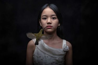 Vainqueur de la catégorie "Photographe de moins de 20 ans" : Raffael Gunawan. Une fillette indonésienne posait lors d'une séance photo quand un oiseau s'est invité dans le cadre. 