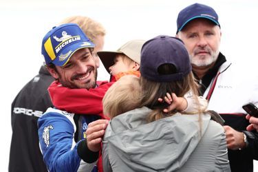 Le prince Gabriel de Suède dans les bras de son papa sur le circuit de Mantorp, le 1er octobre 2022 