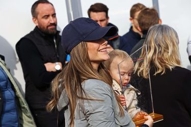 Le prince Julian de Suède dans les bras de sa maman la princesse Sofia sur le circuit de Mantorp, le 1er octobre 2022 