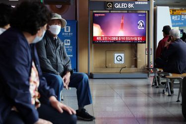 La télévision sud-coréenne diffuse un reportage sur la Corée du Nord tirant un missile balistique au-dessus du Japon, le 4 octobre.