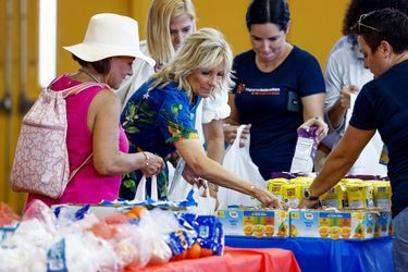 Jill Biden, la première dame américaine, aide à emballer des sacs de nourriture pour les victimes de l'ouragan Fiona à Porto Rico.