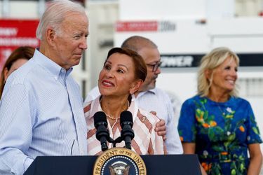 Joe Biden au port de Ponce, à Porto Rico, tient dans ses bras la représentante Nydia Velazquez.