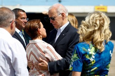 Joe Biden au port de Ponce, à Porto Rico, tient dans ses bras la représentante Nydia Velazquez. 