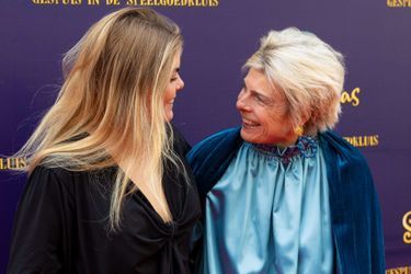 La princesse Laurentien des Pays-Bas complice avec sa fille aînée la comtesse Eloise d'Orange-Nassau à Amsterdam, le 2 octobre 2022