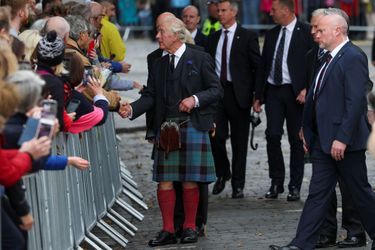 Le roi Charles III se livre à un bain de foule à Dunfermline, le 3 octobre 2022