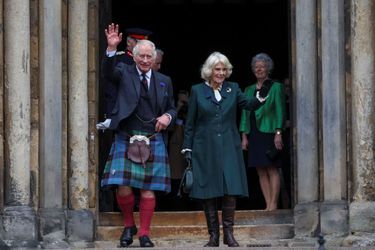 Le roi Charles III et la reine consort Camilla sortent de l'abbaye de Dunfermline, le 3 octobre 2022